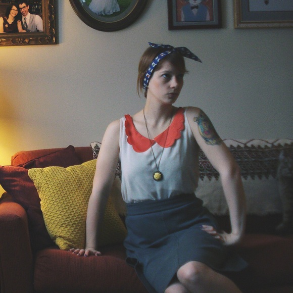 Flowing peach top with coral scalloped collar - Picture 2 of 2